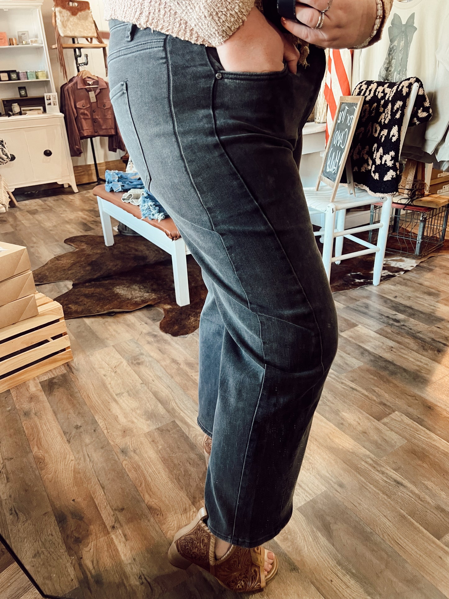 TWO TONE SIDE PANEL BARREL CROP JEAN