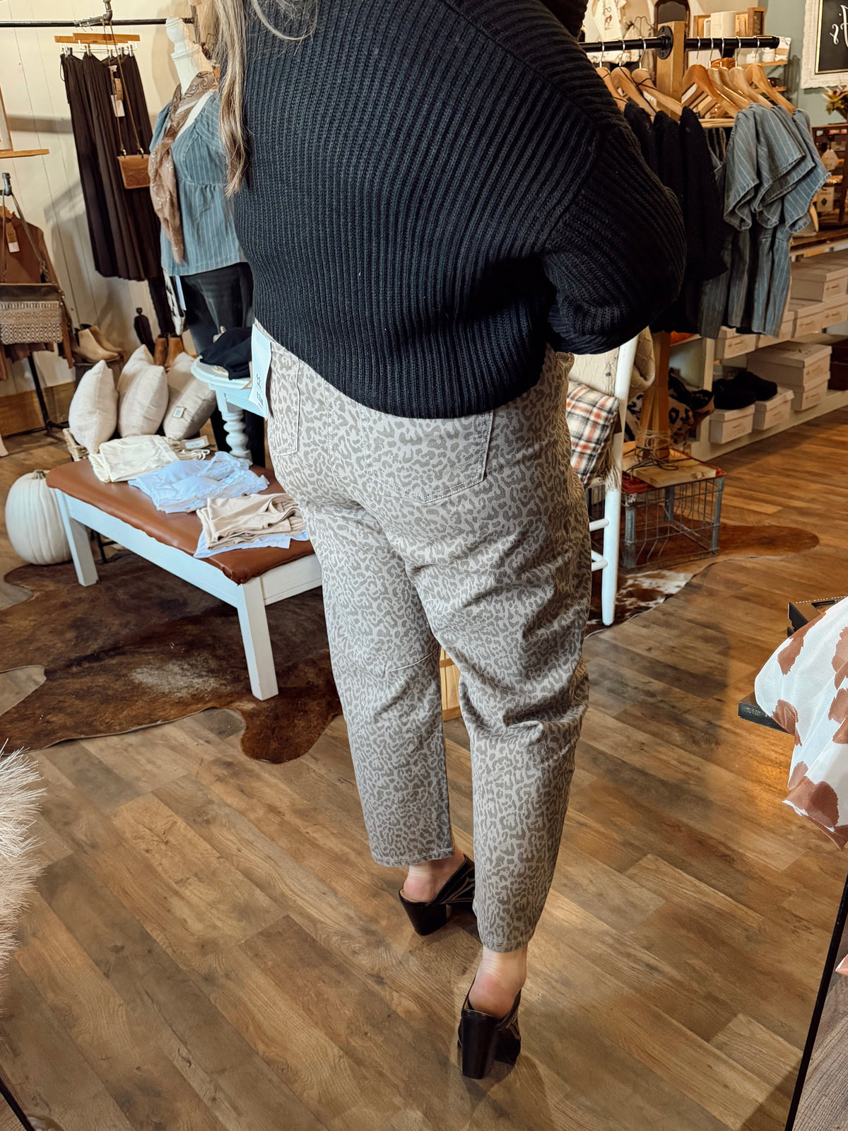 LEOPARD HIGH RISE STRAIGHT BARREL JEAN