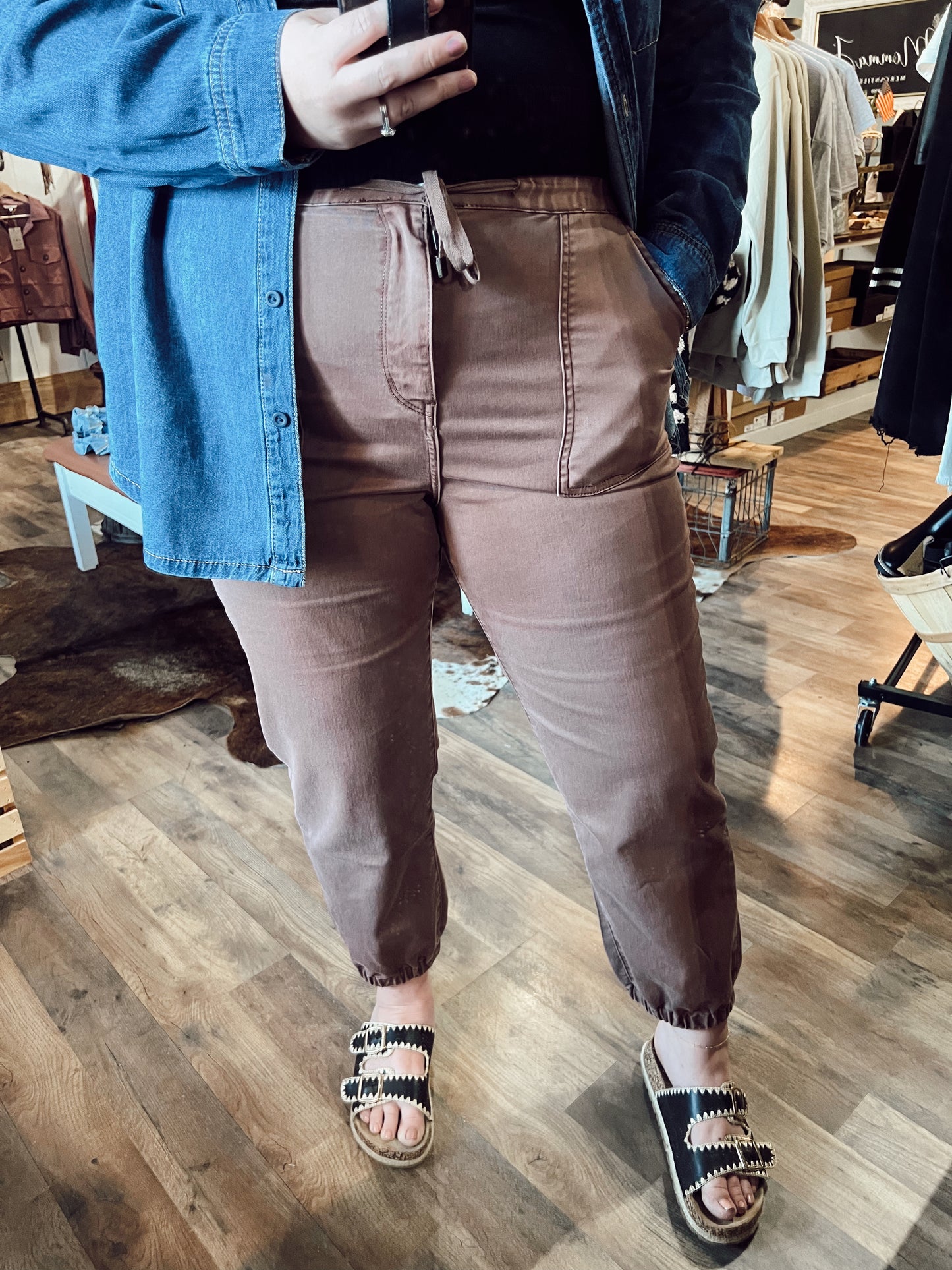 HIGH RISE JOGGER CROP: COCOA