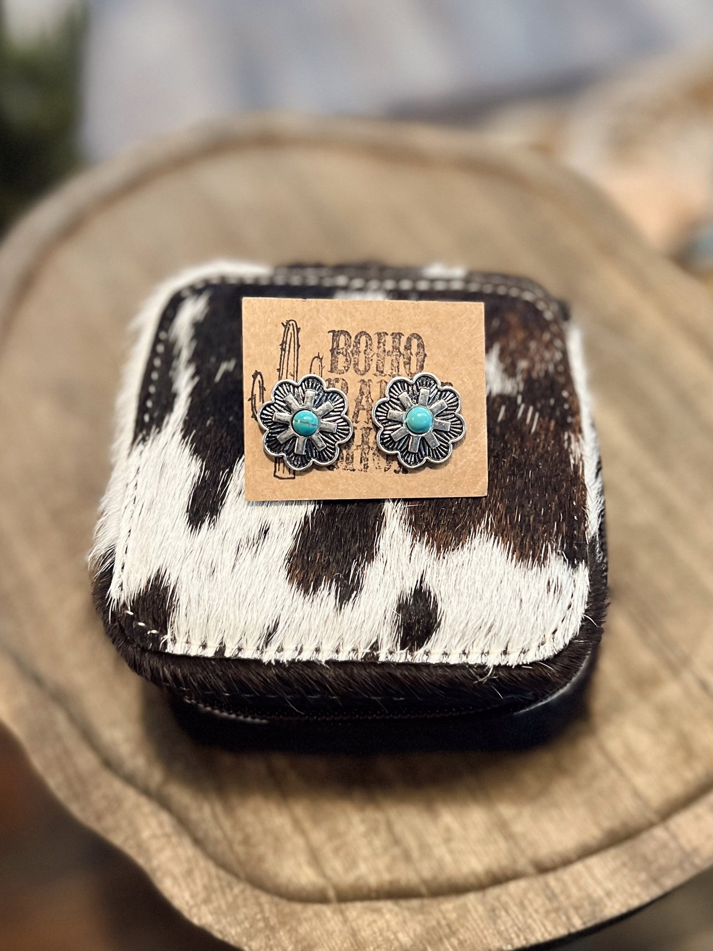 CONCHO FLORAL STONE STUDS