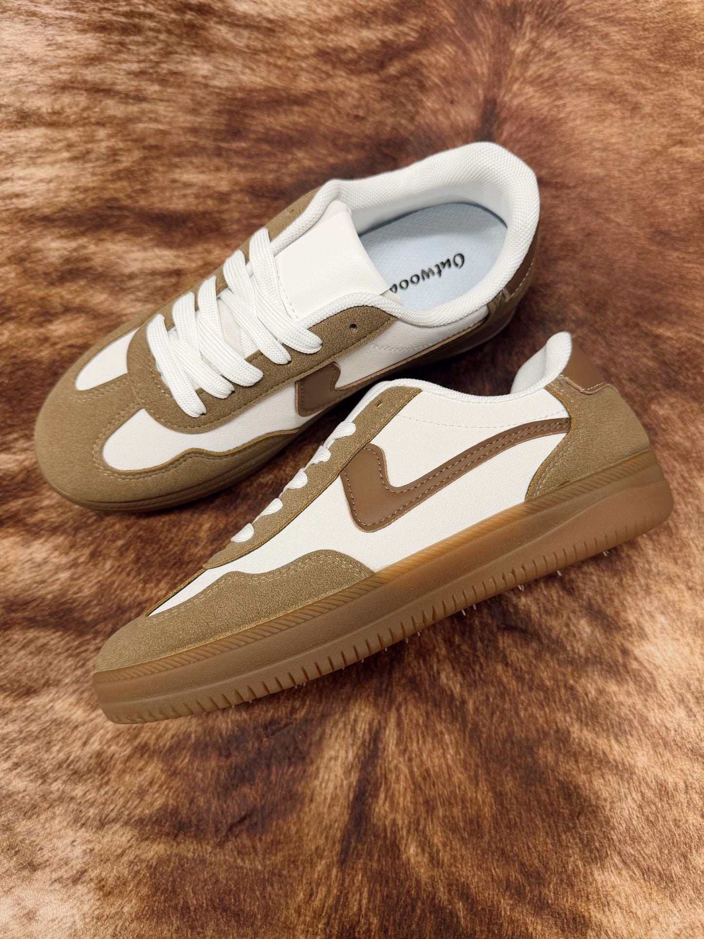 EVERYDAY LACE UP SNEAKER