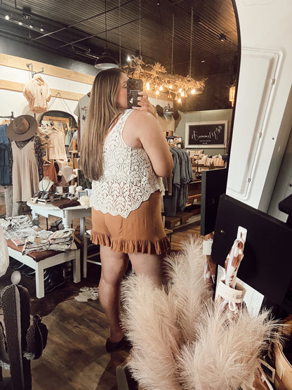CAMEL RUFFLE HEM SHORTS