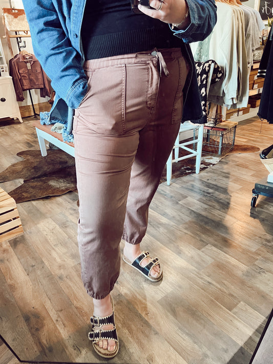 HIGH RISE JOGGER CROP: COCOA