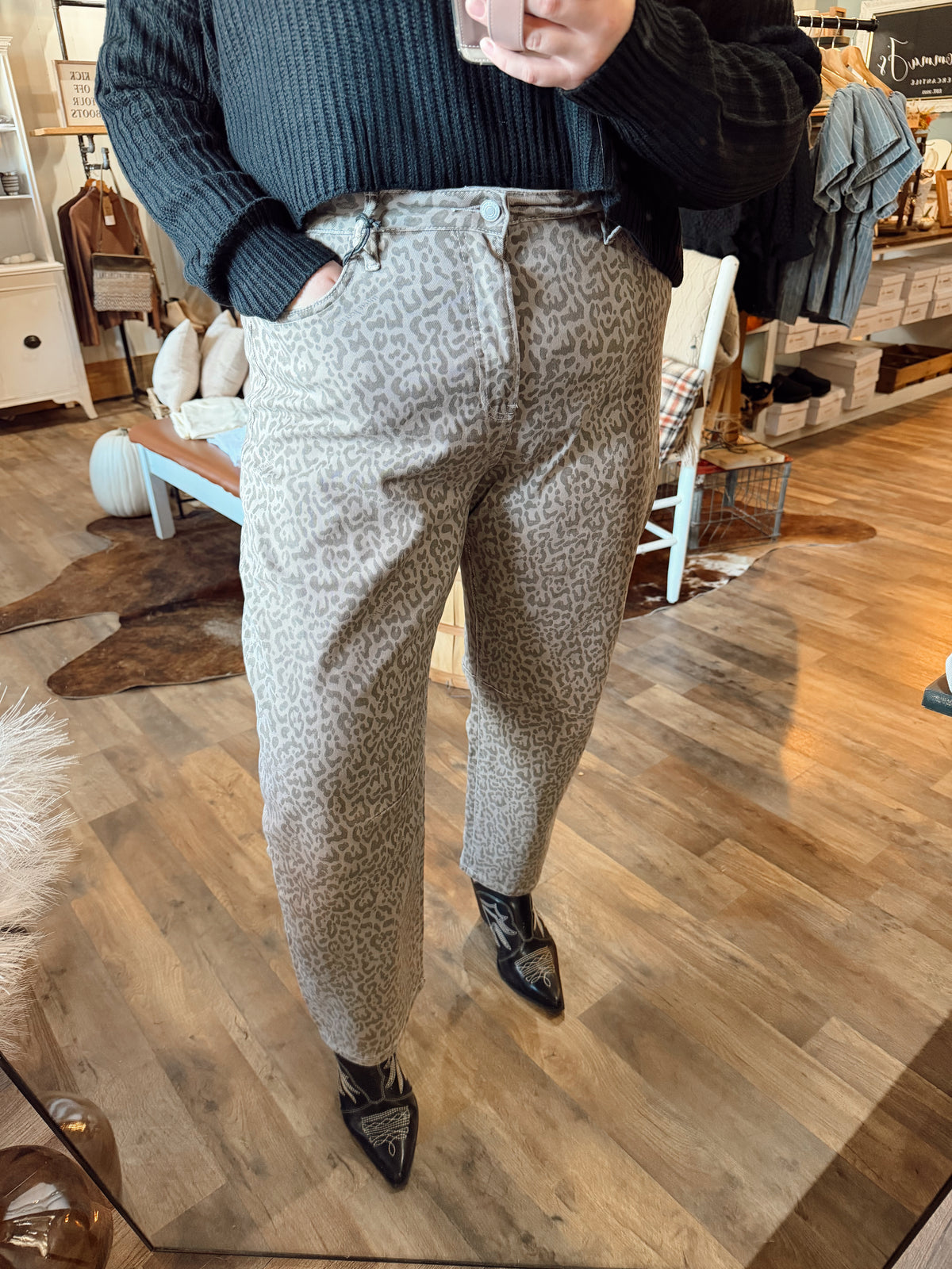 LEOPARD HIGH RISE STRAIGHT BARREL JEAN