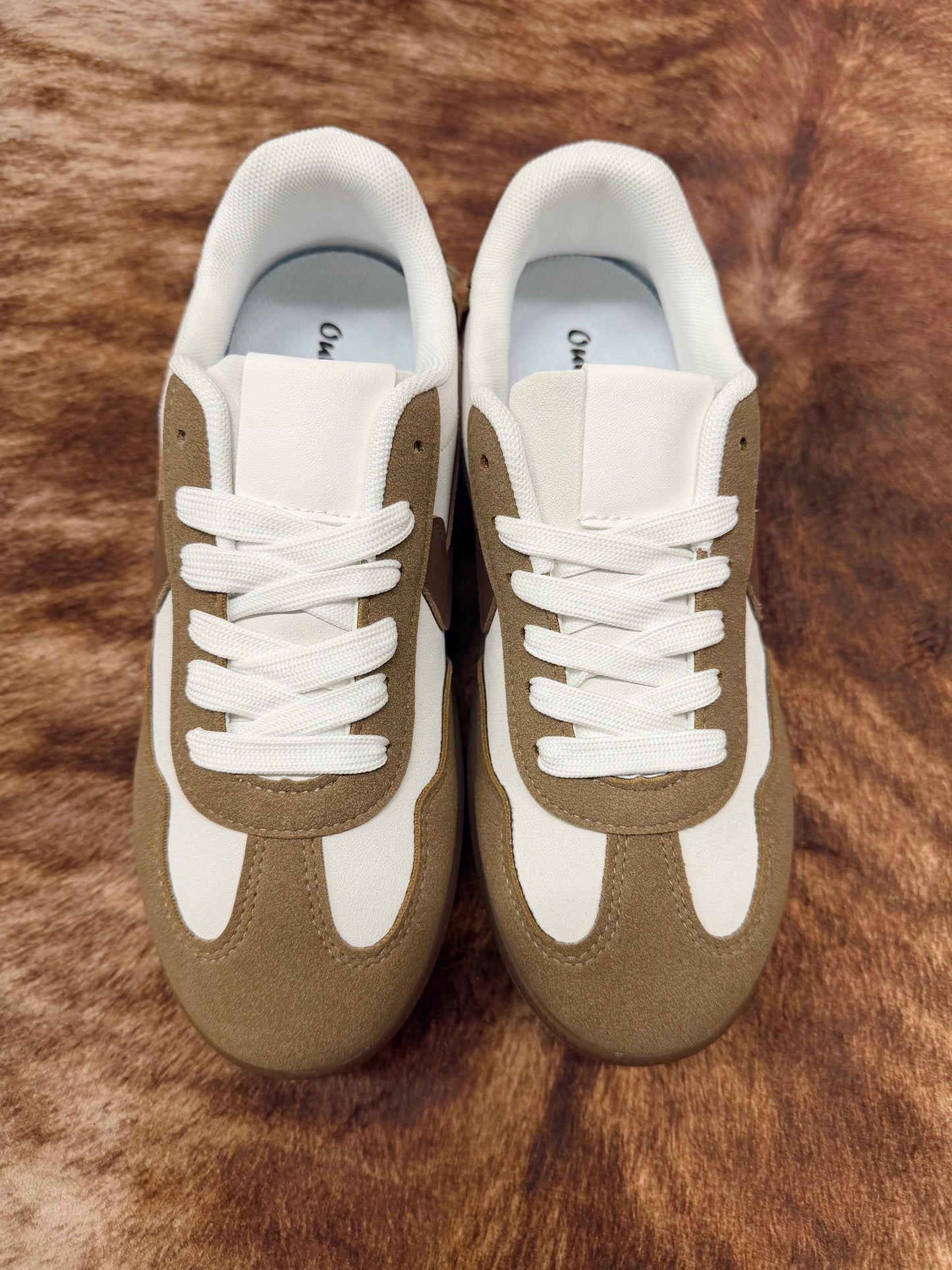 EVERYDAY LACE UP SNEAKER