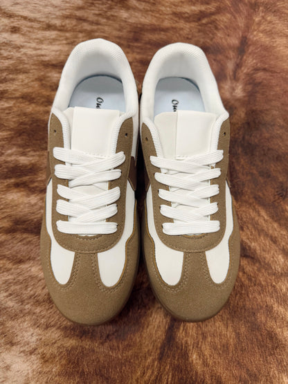 EVERYDAY LACE UP SNEAKER
