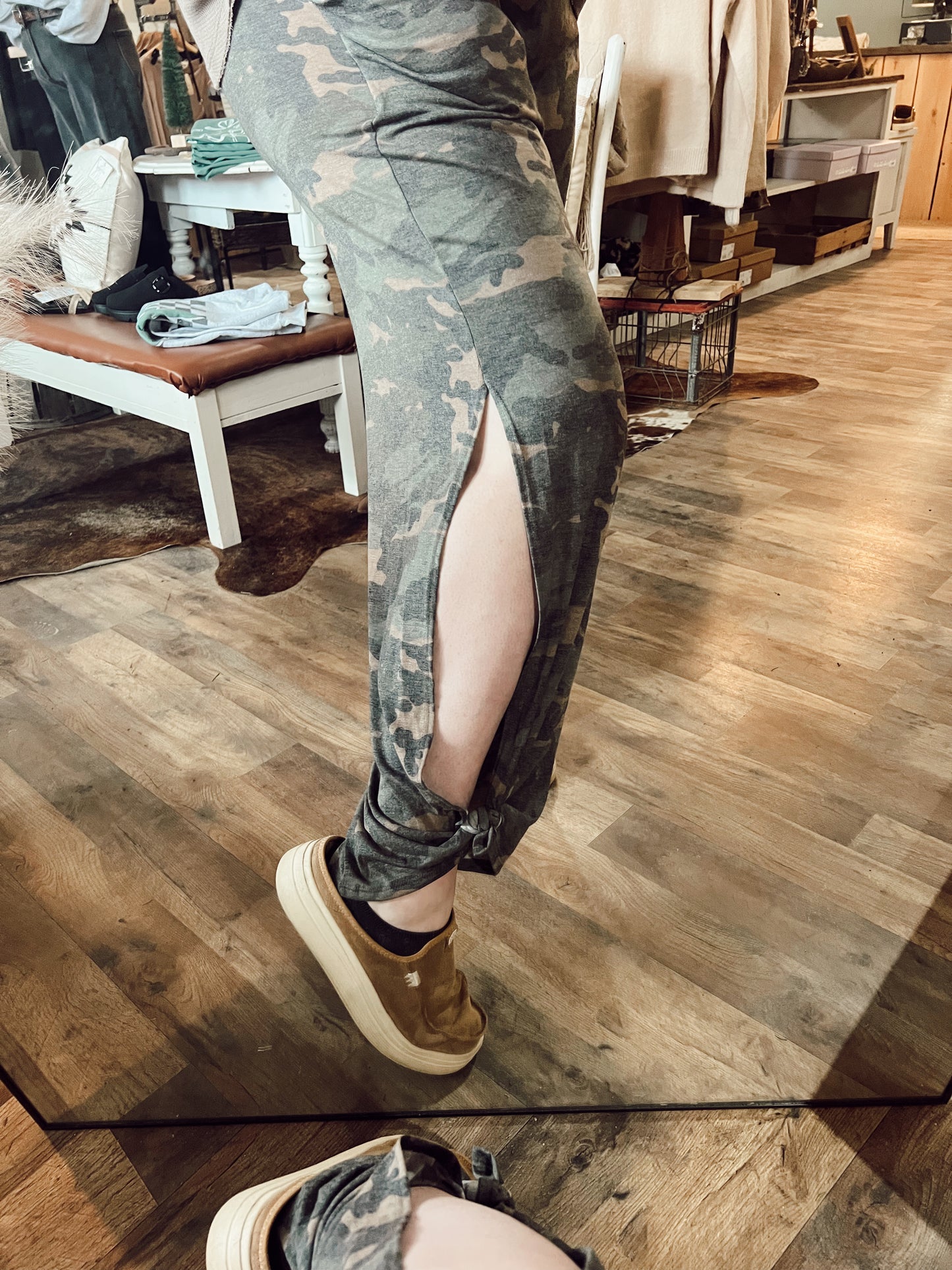 SIDE SPLIT ANKLE TIE CAMO PANTS