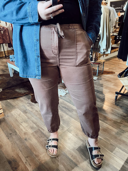 HIGH RISE JOGGER CROP: COCOA