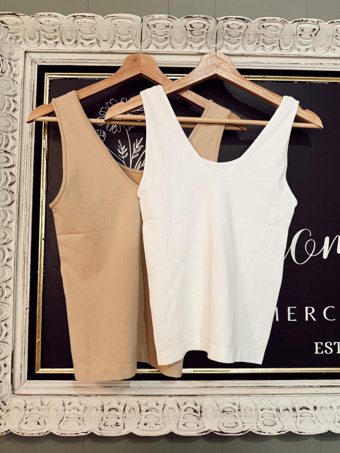 SEAMLESS REVERSE U-V NECK TANK
