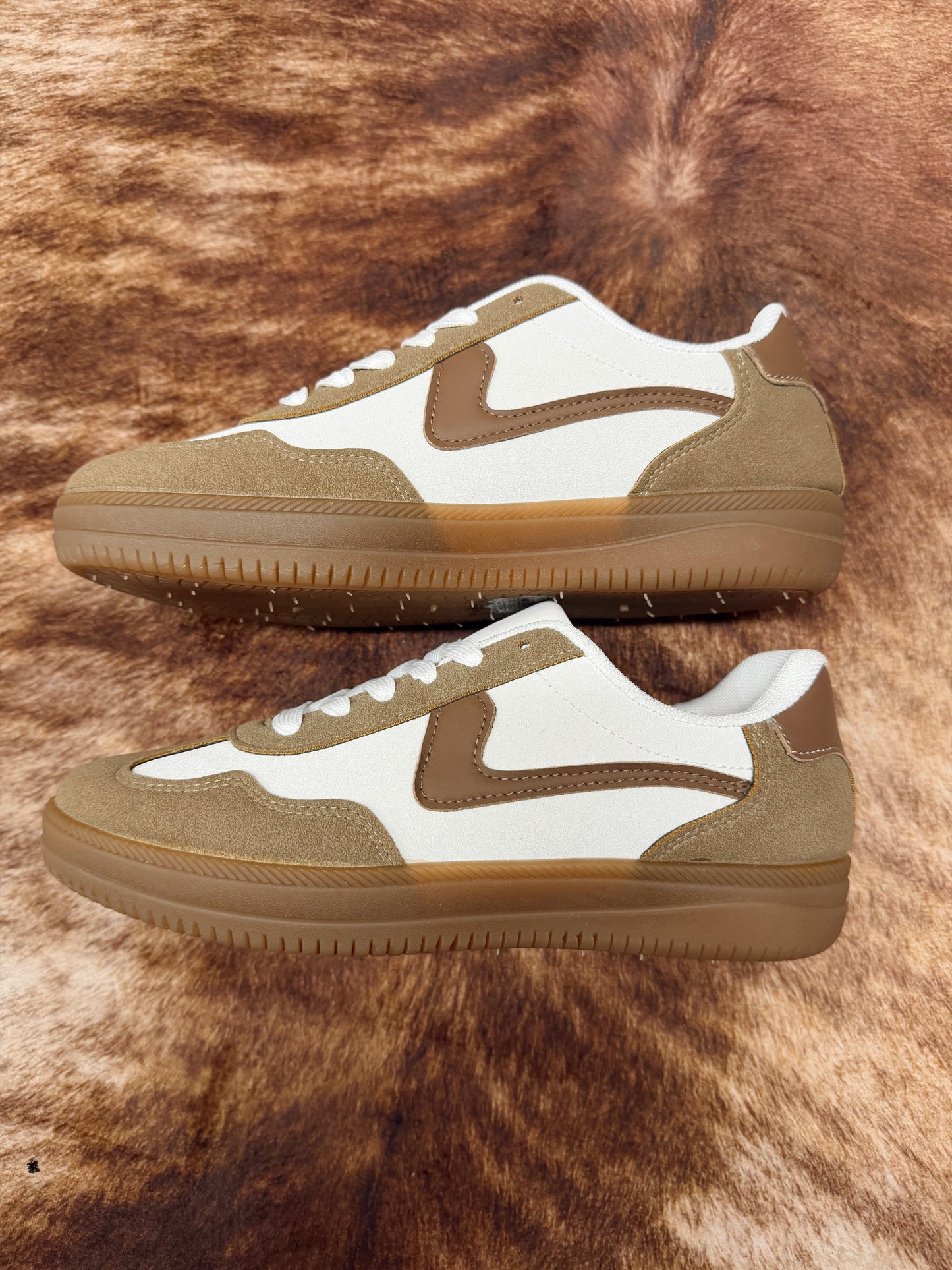 EVERYDAY LACE UP SNEAKER