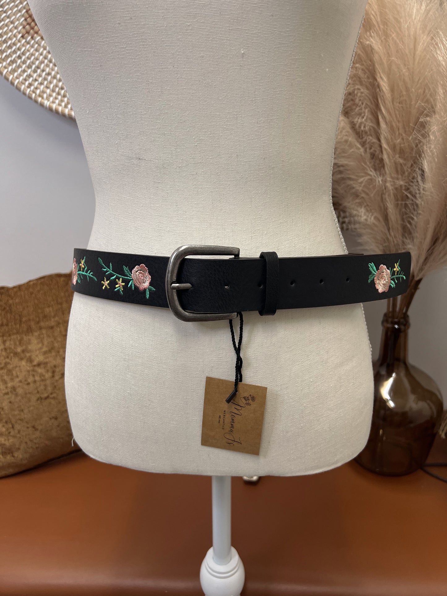 FLORAL EMBROIDERED HORSESHOE BUCKLE LEATHER BELT