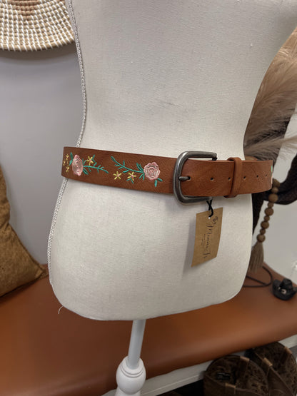 FLORAL EMBROIDERED HORSESHOE BUCKLE LEATHER BELT