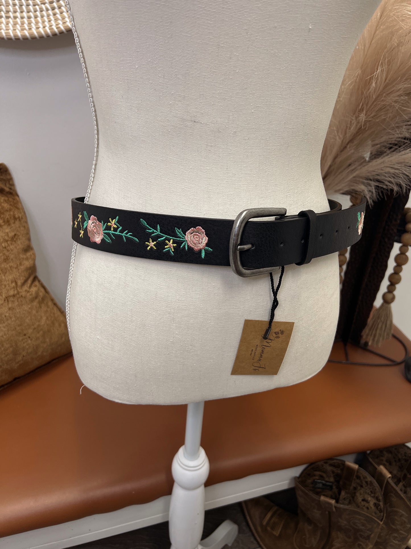 FLORAL EMBROIDERED HORSESHOE BUCKLE LEATHER BELT