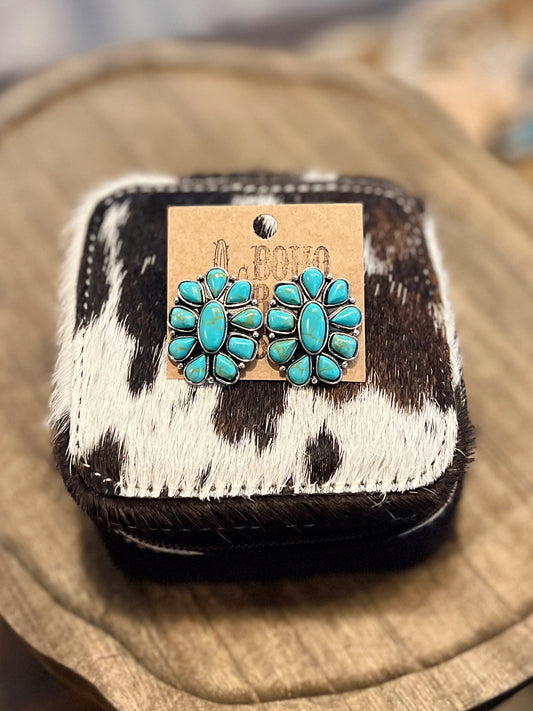 CONCH STONE STUD EARRINGS