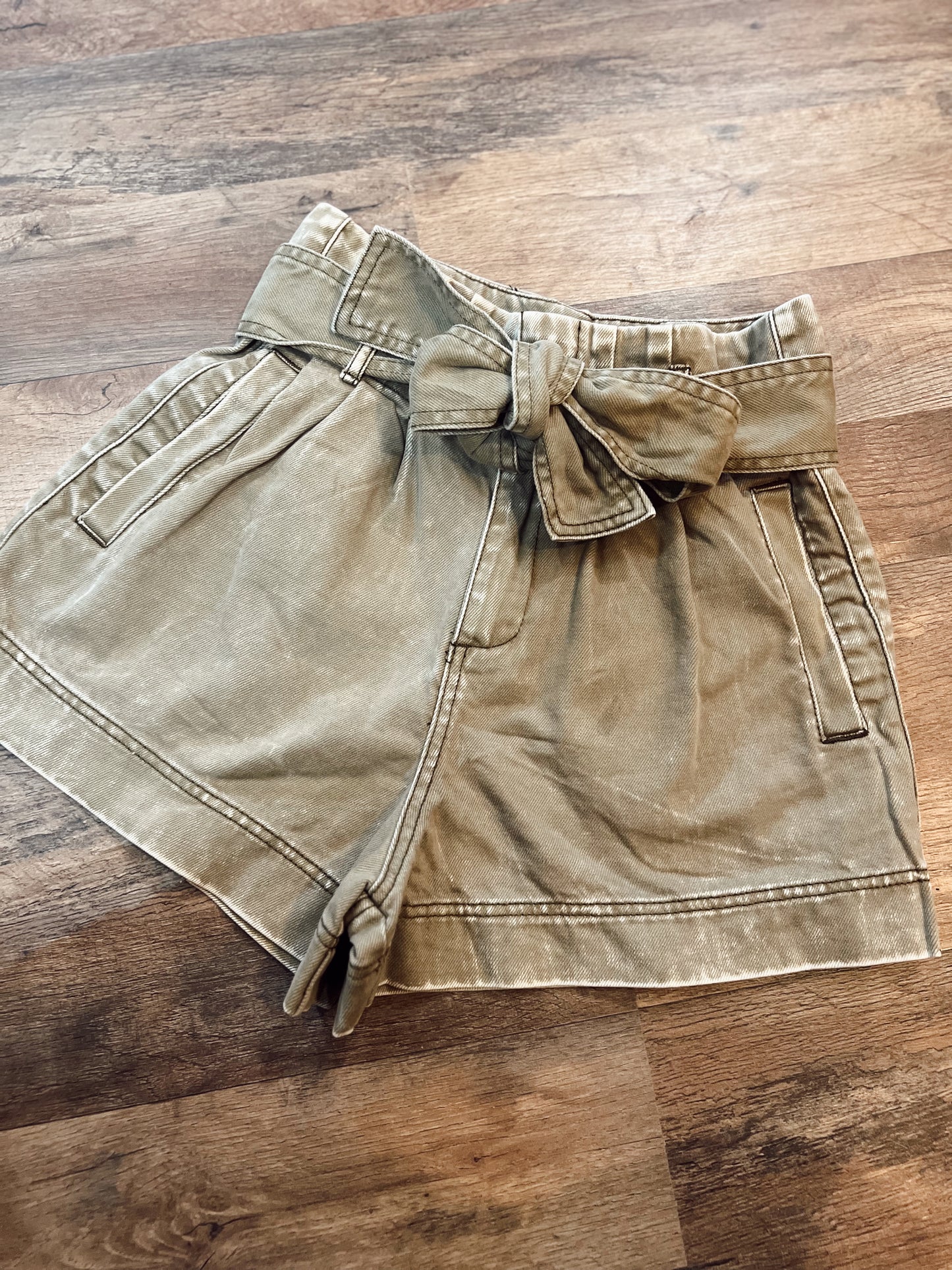 PLEATS & BOW HIGH WAISTED SHORTS