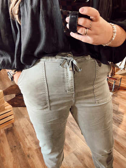 HIGH RISE JOGGER CROP: ASH GREY