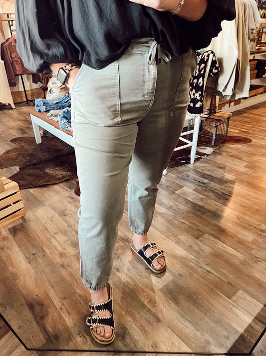 HIGH RISE JOGGER CROP: ASH GREY